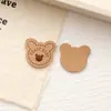 Nueva etiqueta de cuero con cabeza de oso linda cosida a mano sombrero bufanda adorno para la cabeza marca de cuero accesorios de ropa al por mayor