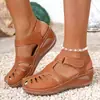 Sandalias estilo romano 2026, un artículo popular de verano para mujer, con un nuevo diseño con detalles recortados, estilo de una sola tira, tacón de cuña y disponible en tallas grandes, con diseño de punta cerrada