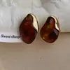 Brincos Elegantes de Resina Âmbar de Alta Qualidade para Mulheres, Brincos de Metal Spliced de Luxo Leve de Nicho, Novos Acessórios de Orelha Estilo 2025