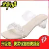 Sandálias Transparentes de Salto de Cristal Novas de Verão 2026 Chinelos Femininos de Salto Alto para Uso Externo Sandálias de Tira Única com Salto Grosso
