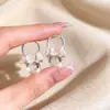 Brincos de Pérola Estilo Chanel Retrô Francês Feminino Luxo Leve Design de Ponta Temperamento Flor de Madrepérola Ear Cuff Brincos de Tarraxa Joias