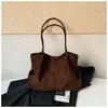 Bolsa de camurça casual retrô, nova coleção 2026, bolsa versátil para o dia a dia para mulheres, bolsa de ombro moderna e de grande capacidade