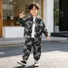 Conjunto de Tres Piezas para Niños de Primavera y Otoño Estiloso Tie-dye Camuflaje Mezclilla Tinta Única Tie-dye Llamativo Personalidad Mezclilla Suave Lavada
