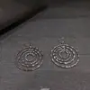 Brincos Vintage Cool de Estrela Martelada em Múltiplas Camadas para Mulheres, Design de Nicho com Sensação de Luxo, Tarrachas Doces e Cool que Fazem o Rosto Parecer Menor