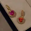 Collar de diamantes Fanta de lujo ligero retro con cierre de corazón de burbuja de gema colorida y colgante de caramelo de corindón rojo, versátil para el trabajo, para mujer