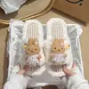 Novas Chinelos Fofos de Casa para Meninas Outono 2026 Chinelos de Pelúcia para Interior Femininos Abertos na Ponta com Tira Única Desenho Animado de Algodão