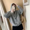 Novo suéter com capuz macio e solto para outono e inverno para mulheres, cardigã casual de cor sólida com botões de chifre e mangas compridas