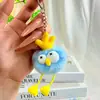 La serie de llaveros de pollitos lindos más vendida de Amazon con expresiones adorables, colgante para llave de coche con decoración de elfo