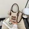Colección Otoño/Invierno 2026: Diseño elegante y con estilo, de un solo hombro, moderno, color liso, vintage, simple, texturizado, de mano, bandolera, bolso pequeño cuadrado