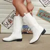 Botas de cowboy estilo western retro europeo y americano, tela de mezclilla azul con bordado de plumas blancas, apertura en forma de V, longitud hasta la mitad de la pantorrilla, para mujer