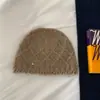 Gorro de punto liso suave y cómodo con bordes deshilachados, un sombrero cálido y elegante para mujer en otoño e invierno, diseñado para hacer que el rostro parezca más pequeño, un nuevo estilo de gorro de punto