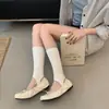 Zapatos planos de cuero rojo únicos para mujer, nuevo modelo de primavera 2026, zapatos de noche elegantes, mocasines cómodos de suela blanda para el día a día