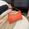 Bolso de axila con relieve de una generación, versión coreana de la tendencia de verano, nuevo bolso de hombro de mano para mujer en color caramelo piedra