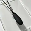 Design único minimalista pingente de gota d'água de metal colar longo com uma vibe de alta qualidade, legal, corrente de suéter com cordão de couro acessório para mulheres