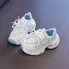 Zapatos de papá para niñas 2026 otoño nuevo versión coreana versátiles zapatos deportivos para niños ligeros antideslizantes zapatos para niños zapatos de estudiante modernos