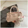 Bolsa de Mão para Passeio de Primavera Transfronteiriço para Mulheres 2026 Novo Modelo de Luxo Leve Nicho Bolsas de Ombro Transversais Tipo Balde