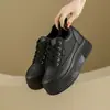 Sapatos Casuais Brancos da Moda para Pessoas Baixas com Solado Grosso para Aumentar a Altura, Novos para Primavera/Outono 2026, com Cadarço, Versáteis, Esportivos, para Estudantes, Tênis de Board