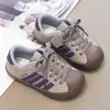 Tênis Esportivo Infantil 2026 Primavera/Outono Novo Estiloso Chique Tênis de Skate para Meninas Sola Macia Versátil Calçados Casuais Tênis de Corrida Tendência