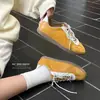 Zapatillas deportivas retro amarillas de cuero genuino para mujer, disponibles en stock, versátiles para primavera y otoño, con cordones, casuales, con aumento interno de altura