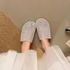 Chinelos fechados de trama vazada para mulheres, para uso externo no verão, novo modelo 2025, de calçar, antiderrapantes, tamancos de sola grossa, mules baixas