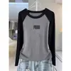 Camiseta feminina de algodão puro com gola redonda e mangas compridas, novo estilo outono 2026, corte slim, que valoriza a silhueta, camada interna, top com manga raglan