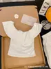 Doce e Apimentada Blusa Ombro a Ombro Decote Reto Manga Curta com Babados Verão Look Emagrecedor com Bojos Top Curto Elegante