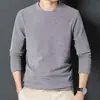 Top de manga larga para hombre con cuello semi-alto, versátil y sencillo, estilo nuevo, cálido y artístico, popular y moderno
