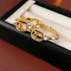 Brincos de Letra com Zircônia e Pérola Agulha de Prata, Elegantes e Versáteis, Brincos Estilo Chanel, Brincos da Moda de Luxo Leve de Alta Qualidade Atacado