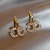 Aretes de Aguja Plateada con Diseño de Letra Geométrica Full Diamante, Elegantes y con Estilo, Estilo Socialité, Lujo Ligero, Aretes de Moda de Alta Gama