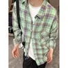 Camisa de Manga Longa Xadrez Contrastante com Bolso Único para Homens, Primavera e Outono, Senso de Design Retrô Americano, Solta, Versátil, Camisa Escovada