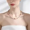 El nuevo collar de cuentas de colores dopamina de TikTok para mujer, diseño de nicho de lujo ligero con una cadena para la clavícula única y elegante.