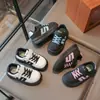 Nuevos Zapatos de Patinaje para Niños 2024 Niños y Niñas Velcro Zapatos Deportivos Bloqueo de Color Negro Blanco Rosa Suela Suave Antideslizantes Casuales Zapatos para Niños