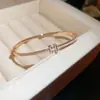 Pulseras Geométricas de Flor con Incrustaciones de Circonita Transfronterizas Europeas y Americanas, Pulseras de Moda, Exquisitas y Personalizadas, Joyería de Lujo Ligero y de Alta Gama al por Mayor