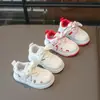 2026 Niños Primavera Nuevo Dibujos Animados Año Nuevo Zapatos de Lona Rojos Niñas Lindos Modernos Versátiles Casuales Zapatos Blancos Zapatos Deportivos