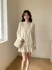 Camiseta base de manga larga de malla de encaje suave estilo coreano para mujer, top de encaje con escote en V para superponer con un estilo moderno