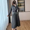 Vestido plissado acinturado para mulheres, comprimento médio, novo estilo Outono/Inverno 2025, colete de lã, moderno e elegante, conjunto de duas peças que rejuvenesce