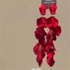 Brincos Vintage Light Luxury Red Petal Brincos Femininos Clipe de Orelha Distintivo Exagerado Elegante Brincos Longos Design de Nicho Brincos Sense