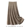 Saia Longa Plissada de Cashmere Feminina 2026 Cintura Alta Cor Sólida Solta Casual Elegante para Ir ao Trabalho Outono e Inverno Nova Malha