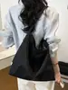Bolso de Mujer Simple de Gran Capacidad 2026 Nuevo Bolso Ligero Simple para el Trabajo de un Solo Hombro Bolso Tote Versátil de Moda Tendencia