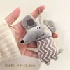 Colgante de peluche juguete pequeño llavero decoración de bolso restaurante llave de coche regalo pequeño regalo de graduación