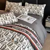 Atacado de Fábrica Conjunto de Lençóis de Cama Três Peças para Estudantes, Conjunto de Roupa de Cama Estilo de Marca Grande, Conjunto Simples Escovado de Quatro Peças para Todas as Estações 4