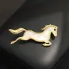 Liderando o Caminho em Luxo Acessível de Ponta Broche de Cavalo de Madrepérola Natural Pin de Animal do Zodíaco Versátil de Nicho Mesmo Estilo para Homens e Mulheres