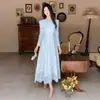 Diez, un vestido con un diseño elegante y lujoso de estilo francés, con intrincados bordados de cuentas y detalles de encaje, una cintura ceñida y una falda fluida, en color rosa