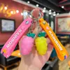 Nuevo accesorio de llavero de uva 3D de simulación, lindo adorno pequeño con forma de fruta de dibujos animados para colgar en la mochila de estudiante
