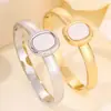Pulseira de Titânio com Design Aberto Curvo Simples para Casal Transfronteiriço, Pulseira de Aço Inoxidável Moderna, Elegante e Versátil
