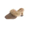 Mules de tacón alto tacón grueso punta cuadrada punta cerrada pantuflas de felpa cálidas de pelo para mujer zapatos de invierno nuevos versátiles de moda que aumentan la altura para mujer