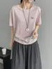 Luego, la versátil camiseta simple bordada de estilo coreano para mujer es de corte holgado, cuello redondo, manga corta y adecuada para el uso casual diario en verano, modelo G8906