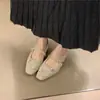 Zapatos de Lana Retro con Aumento Interior, Pedrería y Piel para Mujer, Nuevo Estilo Otoño e Invierno 2025, con Falda y Zapatos Mary Jane de Terciopelo