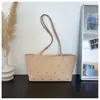 Bolsa de Ombro Única de Couro PU com Design Personalizado de Rebites Estilo Coreano 2026 Textura Simples Macia Grande Capacidade