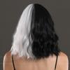 Cosplay transfronterizo europeo y americano de Halloween cabello corto rizado de alta calidad Cruella de Vil peluca blanca y negra al por mayor